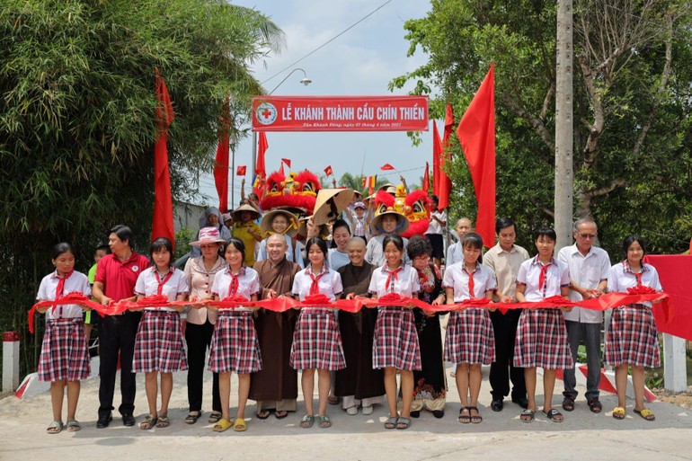 Chư tôn đức Tăng Ni và đại diện chính quyền cắt băng khánh thành cầu Chín Thiền