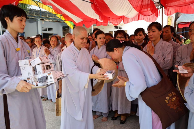 Ni sư Thích nữ Hương Nhũ tặng máy nghe pháp cho bà con Phật tử