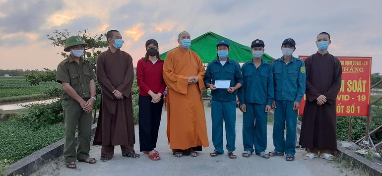 Thượng tọa Thích Quảng Minh tặng quà đến cán bộ, chiến sĩ tại chốt kiểm soát dịch bệnh Covid-19 số 1 tại xã Tiên Thắng