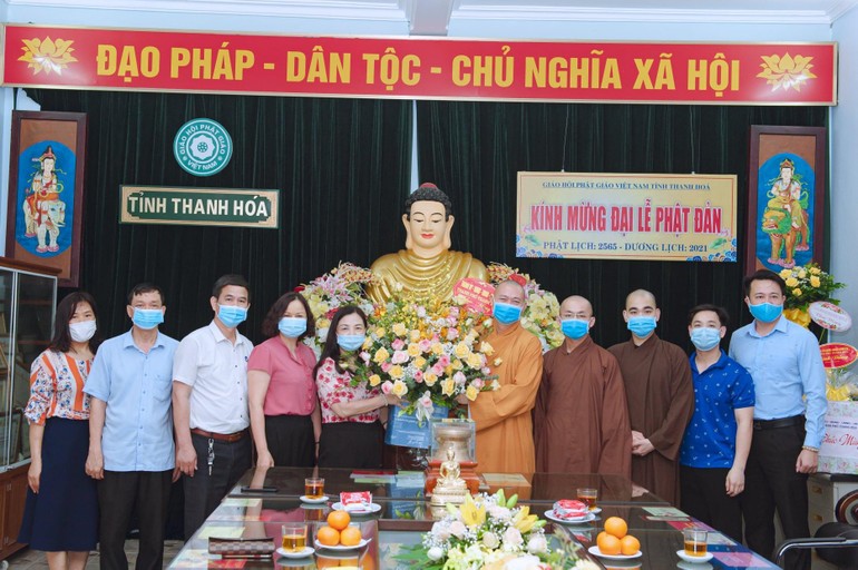 Đoàn công tác lãnh đạo TP.Thanh hóa chúc mừng Phật đản Phật lịch 2565