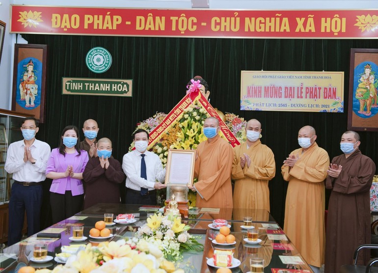 Ông Lại Thế Nguyên, Phó Bí thư Thường trực Tỉnh ủy tặng hoa và trao thư chúc mừng Đại lễ Phật đản