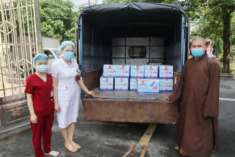 Đại diện phòng Công tác xã hội bệnh viện Đa khoa tỉnh Thái Bình tiếp nhận phẩm vật ủng hộ