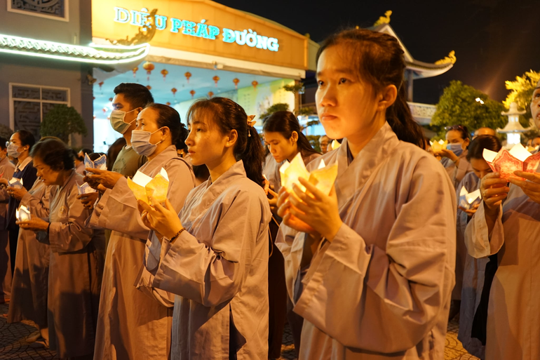 Học Phật và nuôi dưỡng yêu thương bằng chánh niệm