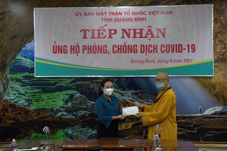 Hòa thượng Thích Tánh Nhiếp trao 50 triệu đồng ủng hộ phòng chống dịch Covid-19 