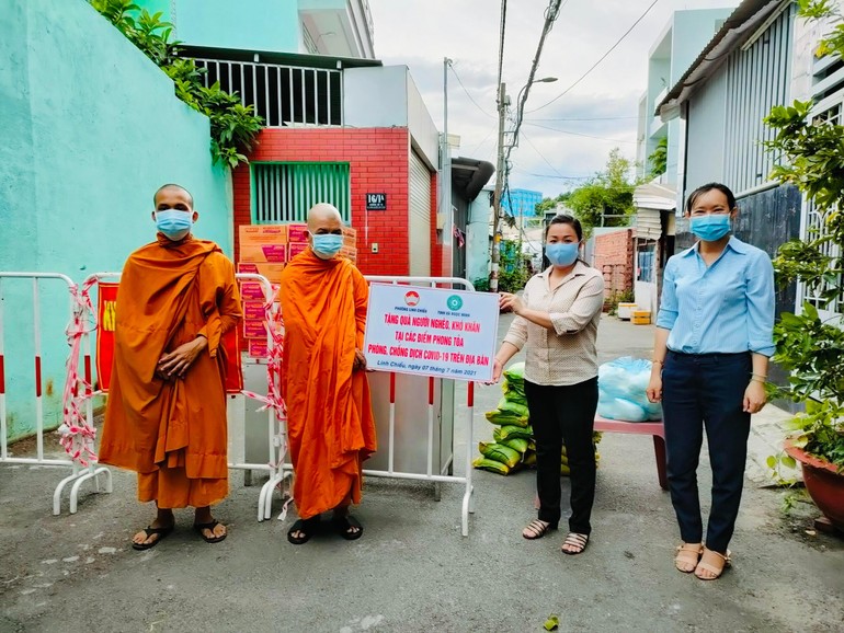 Chư Tăng tại tịnh xá Ngọc Minh trao 50 phần quà đến các hộ dân khó khăn trong khu vực phong tỏa