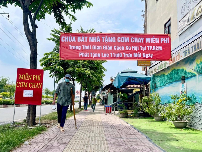 Chương trình phát cơm vào lúc 11 giờ mỗi ngày tại chùa Bát Nhã (số 550Đ Phạm Văn Đồng, phường 13, quận Bình Thạnh)