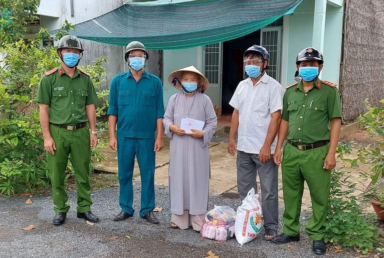 Sư cô Thích nữ Trung Thường tặng quà cho từng hộ nghèo trên địa bàn xã Định An