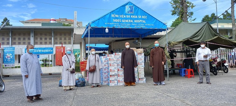 Ban Trị sự Phật giáo huyện Châu Thành tặng quà hỗ trợ tại Bệnh viện Đa khoa Sa Đéc