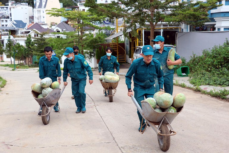 Các chiến sĩ trong Bộ Chỉ huy Quân sự TP.Đà Lạt cùng nhau vận chuyển nông sản ra xe