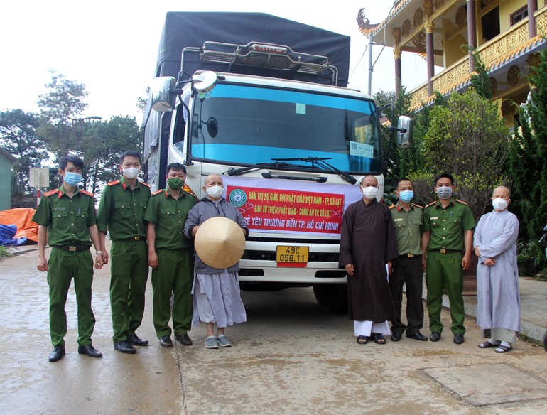 Chuyến xe yêu thương chở nông sản về TP.HCM chiều ngày 2-8