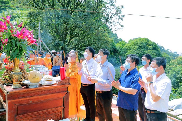 Chư tôn đức Tăng và đại biểu chính quyền dâng hương và chú nguyện lễ thượng lương - Ảnh: TĐH