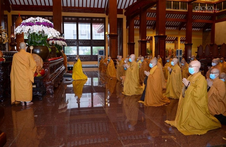 Chư Tăng bố-tát, thính giới tại Việt Nam Quốc Tự (29-6-Canh Tý) - Ảnh: Bảo Toàn/BGN