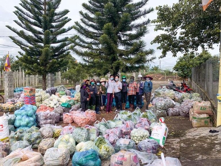 Anh chị em đoàn sinh và các Phật tử bên những nông sản được tập kết trước chùa Quảng Phước