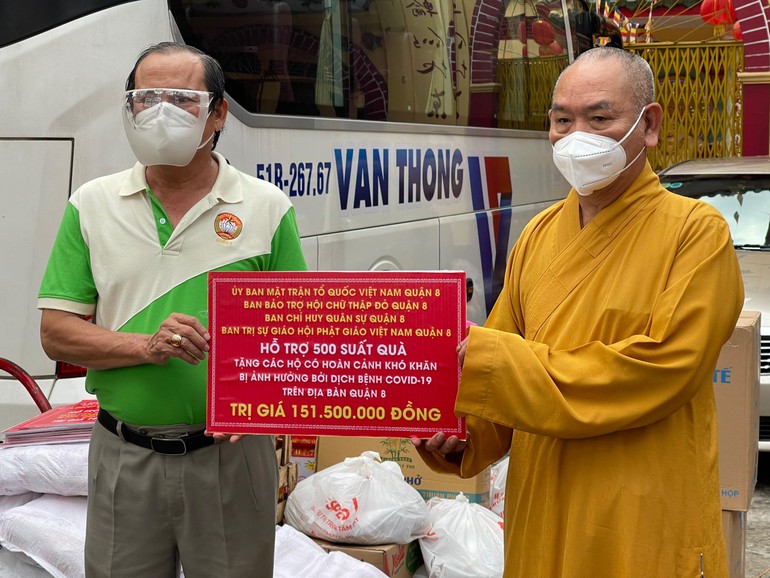 Thượng tọa Thích Huệ Công trao bảng tượng trưng hỗ trợ quà đến đại diện chính quyền quận 8