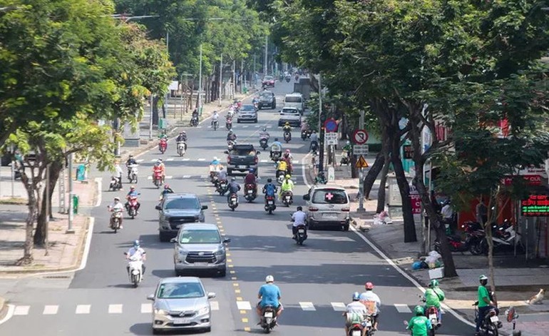 Nhiều tuyến đường ở TP.HCM đông người dù đang trong gian đoạn thực hiện giãn cách xã hội theo Chỉ thị 16