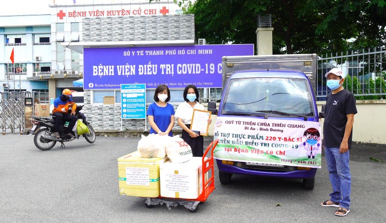 Hỗ trợ bữa ăn chất lượng đến y, bác sĩ tại Bệnh viện Điều trị Covid-19 tại huyện Củ Chi