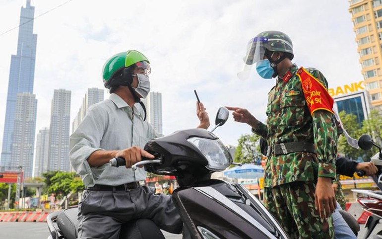 Người dân trình mã QR khi khai "di chuyển nội địa" tại chốt kiểm soát ở quận Bình Thạnh - Ảnh: Quỳnh Trần