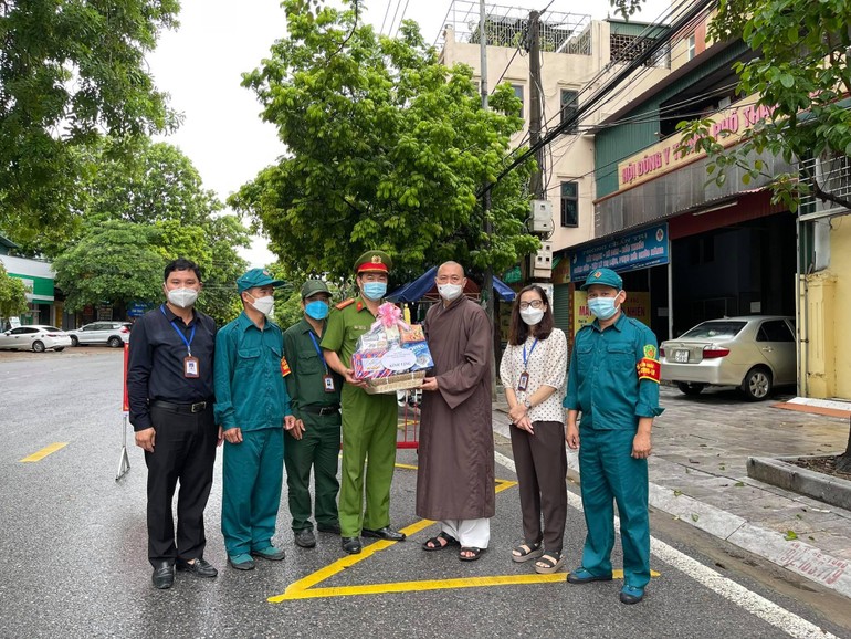 Thượng tọa Thích Tâm Đức trao quà đến lực lượng trực chốt trên địa bàn phường Trường Thi (TP.Thanh Hóa)