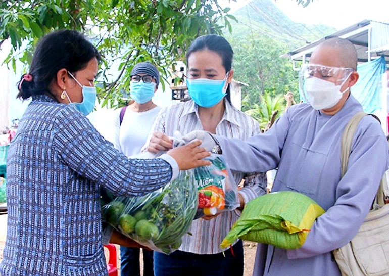 Chùa Thiên Hòa và Hội Liên hiệp Phụ nữ tỉnh tặng quà cho người dân khó khăn