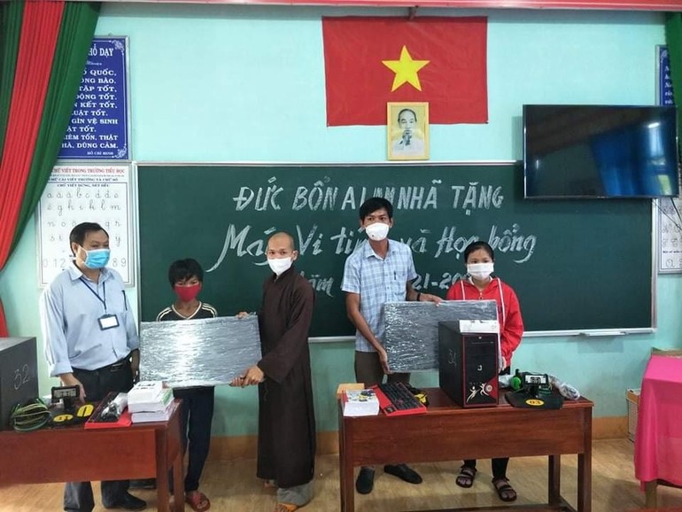 Chùa Đức Bổn A Lan Nhã trao tặng máy tính đến các em học sinh Trường Tiểu học xã Đức Liễu