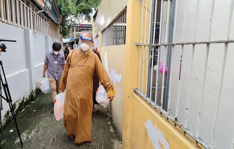 Thượng tọa Thích Huệ Công đến từng địa bàn quận 8 để trao quà đến người dân khó khăn