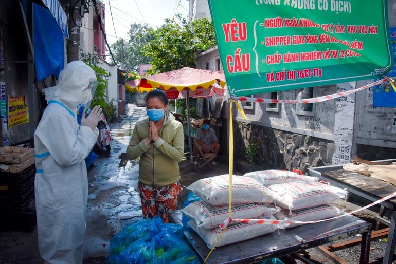 Chư Tăng tu viện Khánh An tận tay trao quà đến người dân