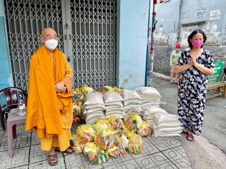 Thượng tọa Thích Minh Lộc trao quà đến người dân