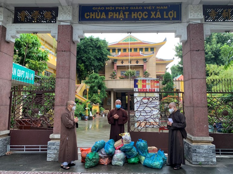 Thượng tọa Thích Phước Triều, phó trụ trì chùa Xá Lợi tiếp nhận vật phẩm cúng dường