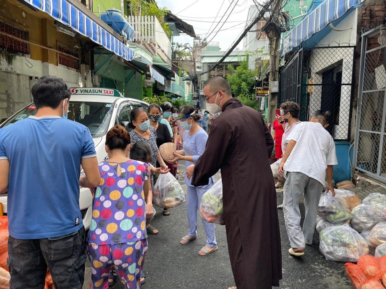 Đại đức Thích Đồng Hạnh đại diện chùa Hưng Phước trực tiếp tặng các phần quà đến người dân