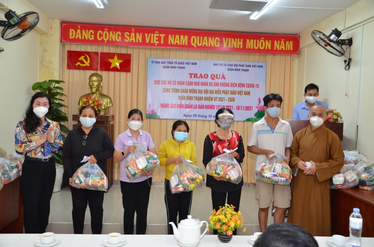 Thượng tọa Thích Tâm Chơn trao quà đến người dân khó khăn