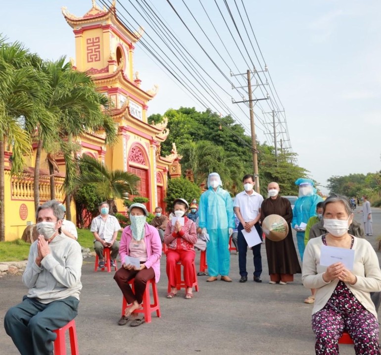 Chùa Thiên Quang trao quà đến người khiếm thị ở TP.Thủ Dầu Một (tỉnh Bình Dương)