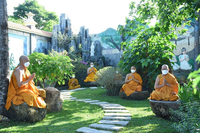 Thời thiền tọa trong khóa tu "Một ngày sống chung an lạc" tại tịnh xá Ngọc Chơn