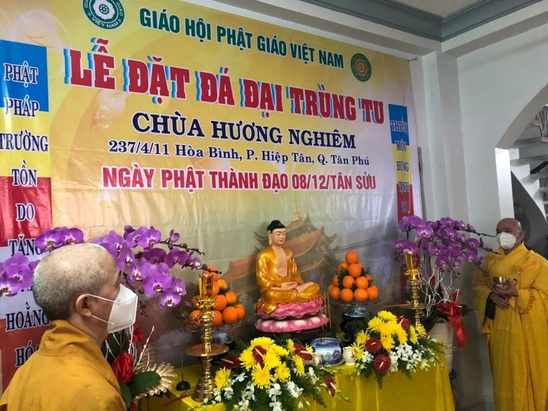 Chư tôn đức cử hành khóa lễ sái tịnh