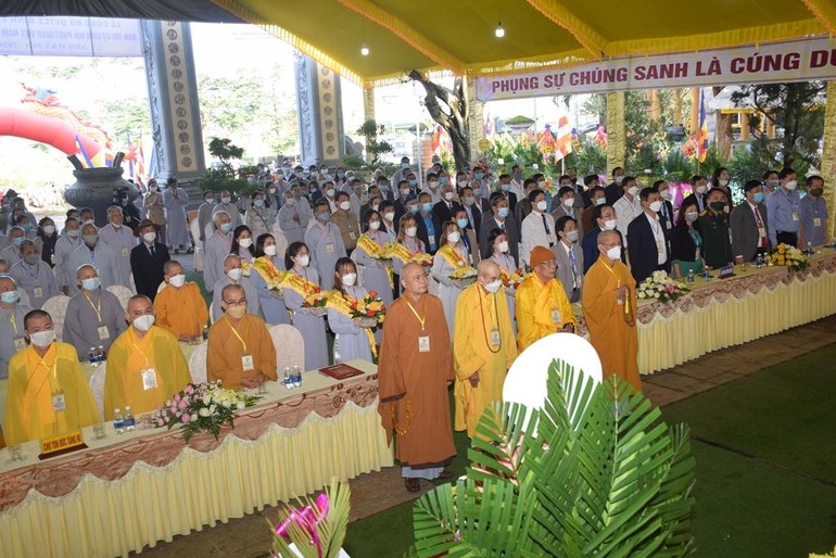 Chư Tăng Ni, quan khách thực hiện nghi thức chào Quốc kỳ, Đạo kỳ trước khi tiến hành buổi lễ