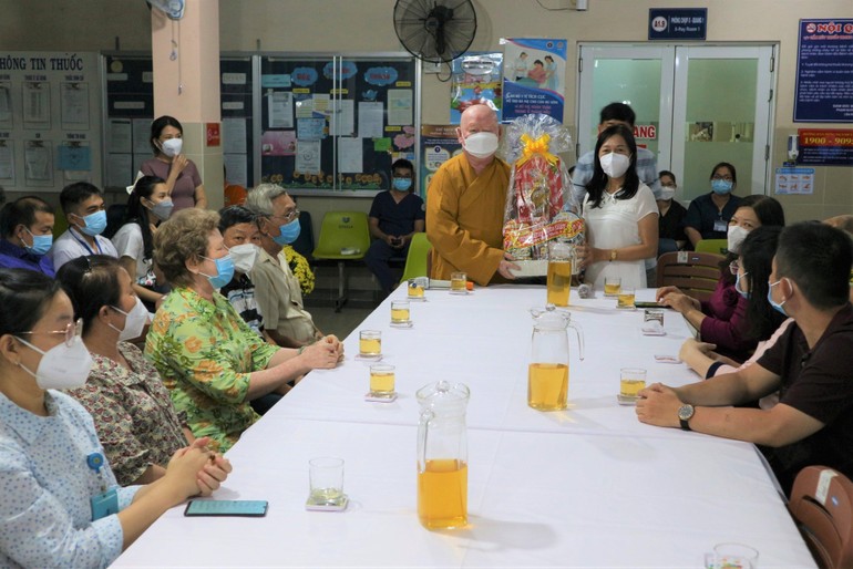 Thượng tọa Thích Duy Trấn chúc Tết, lì xì đội ngũ y, bác sĩ trực trong đêm giao thừa tại Bệnh viện quận 11 (TP.HCM)