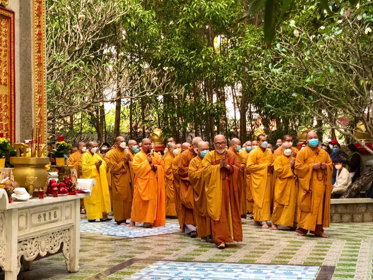 Chư Tăng hữu nhiễu bảo tháp