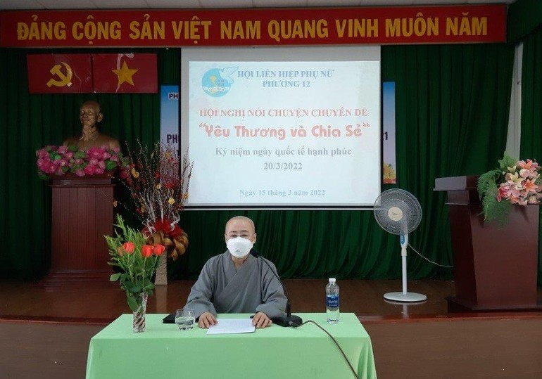 Ni sư Thích nữ Huệ Dâng chia sẻ Phật pháp tại Hội nghị chuyên đề "Yêu thương và chia sẻ"