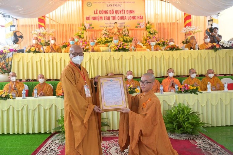 Hòa thượng Thích Lệ Linh trao quyết định bổ nhiệm trụ trì chùa Long Hải đến Đại đức Thích Phước Khai