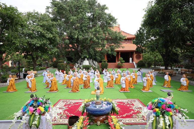 Chư Ni chùa Thiên Quang đảnh lễ Tam bảo, tụng thời kinh Kính mừng Khánh đản Đức Thế Tôn