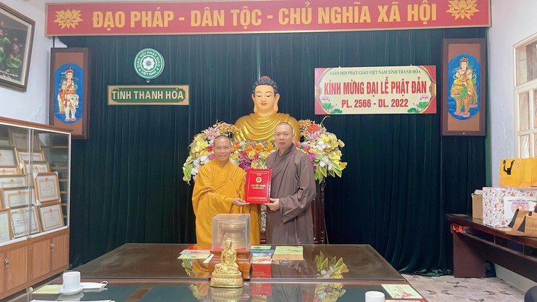 Thượng tọa Thích Tâm Đức trao quyết định bổ nhiệm trụ trì chùa Thiên Vương đến Thượng tọa Thích Trí Chơn