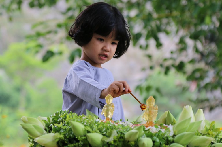 Phật đản và em - Ảnh: Chùa Tường Vân