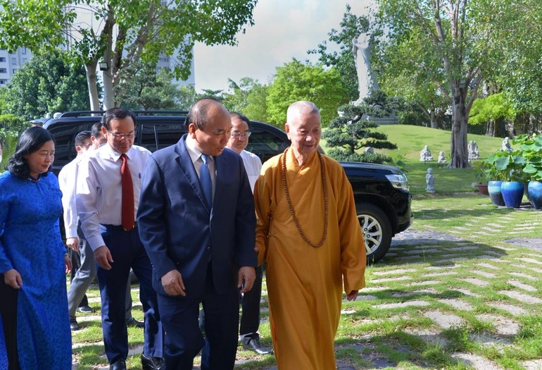 Chủ tịch nước Nguyễn Xuân Phúc, Trưởng ban Dân vận Trung ương Bùi Thị Minh Hoài, Bí thư Thành ủy TP.HCM Nguyễn Văn Nên và các vị lãnh đạo Trung ương, TP.HCM thăm Trưởng lão Hòa thượng Thích Trí Quảng - Ảnh: Bảo Toàn