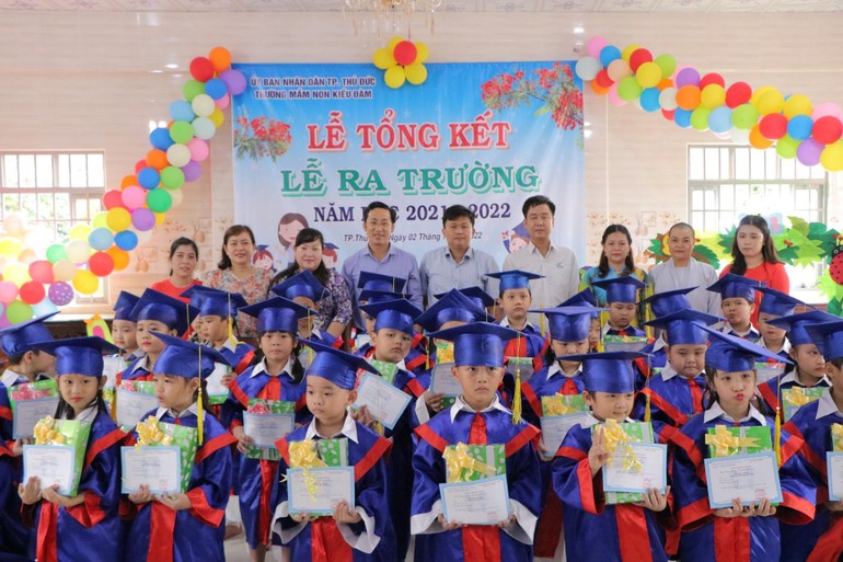 Trao phần thưởng cho các em học sinh