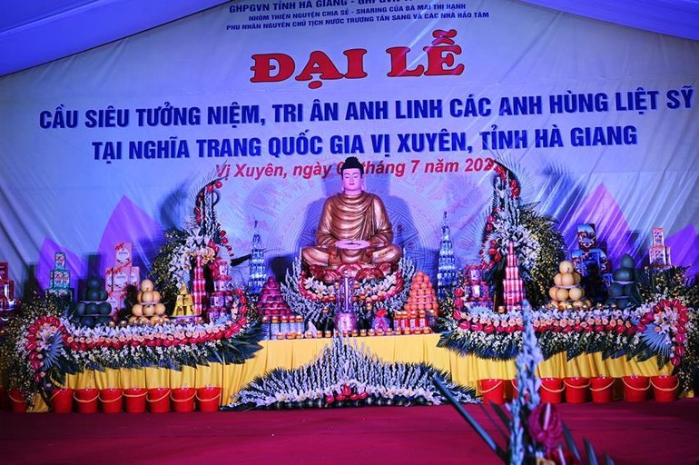 Đại lễ cầu siêu tưởng niệm, tri ân các anh hùng liệt sĩ tại Nghĩa trang Quốc gia Vị Xuyên vào tối 9-7