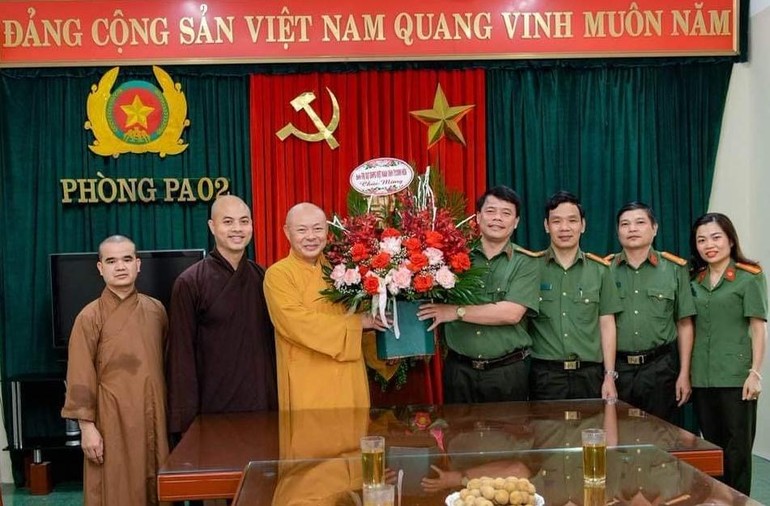 Thượng tọa Thích Tâm Định tặng hoa chúc mừng nhân Ngày Truyền thống Lực lượng An ninh nhân dân