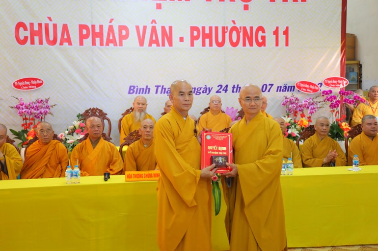 Thượng tọa Thích Thiện Quý trao quyết định bổ nhiệm trụ trì chùa Pháp Vân đến Thượng tọa Thích Phước Hiền