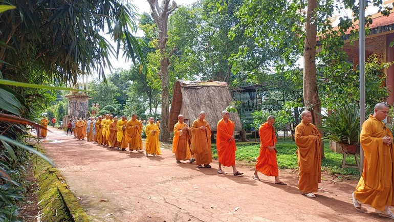 Chư Tăng Ni về dự pháp hội Vu lan tại chùa Đức Bổn A Lan Nhã