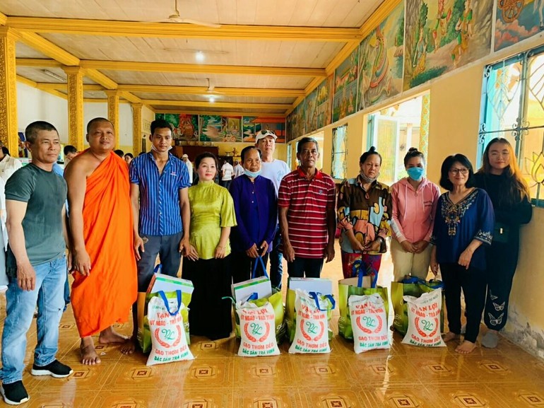 Trà Vinh: Chùa Prơm, chùa Long Phước tặng quà cho người dân có hoàn cảnh khó khăn