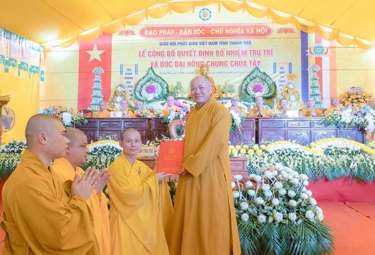 Thượng tọa Thích Tâm Định, Phó ban Thường trực Ban Trị sự GHPGVN tỉnh Thanh Hóa trao quyết định bổ nhiệm trụ trì chùa Tây đến Đại đức Thích Thiền Ân