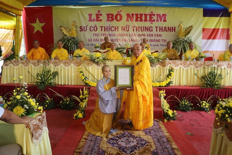 Hòa thượng Thích Thiện Tấn trao quyết định bổ nhiệm trụ trì chùa Hương Liên đến Sư cô Thích nữ Trung Thanh